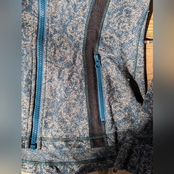 lululemon 2012 Define Brushed Alberta - Picture 5 of 7